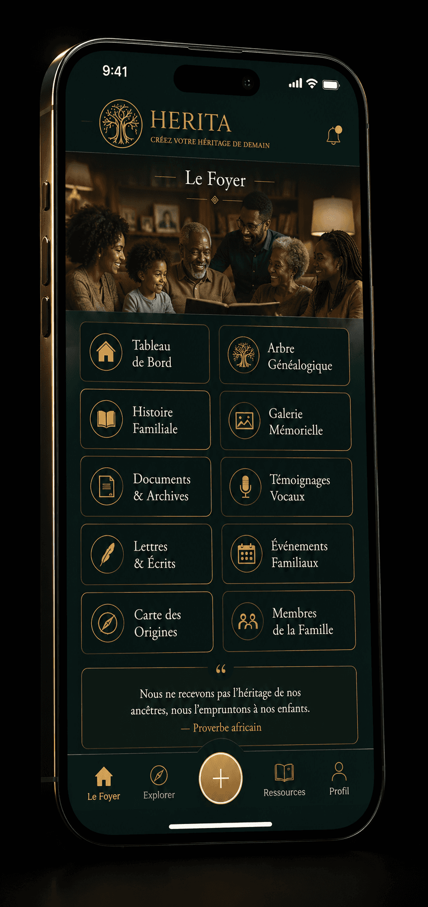 Aperçu de l'application HERITA sur téléphone, montrant l'espace « Le Foyer » avec une photo de famille et le menu des espaces mémoriels.
